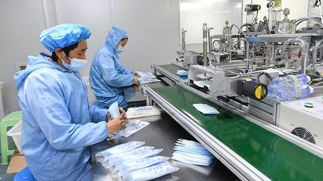 Китай поставит России защитные костюми и медицинские маски