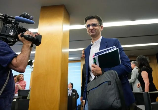 El presidente de RTVE entra al choque con PP y Vox entre críticas de manipulación por el 'caso Koldo'