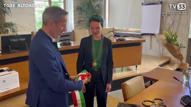La sindaca di Merano Zeller si toglie la fascia tricolore
