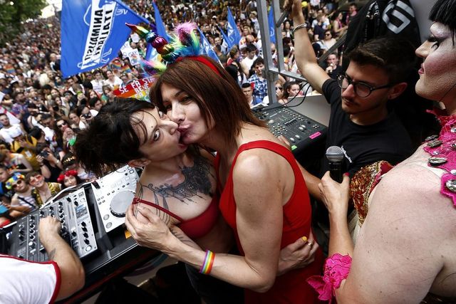 Roma Pride, il bacio tra Vladimir Luxuria e Asia Argento sul palco della manifestazione per i diritti lgbt