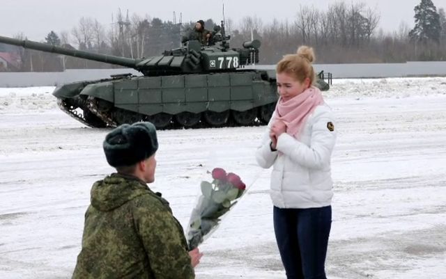 Un ofițer și-a cerut iubita în căsătorie cu ajutorul unor tancuri