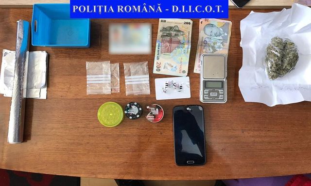 Trei traficanți de droguri din București, prinși în flagrant în Constanța