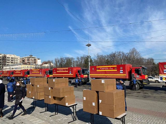 Echipamentele din lotul de ajutor umanitar donat de România sunt distribuite lucrătorilor medicali