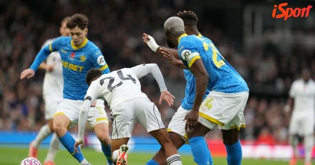 ONLINE: Fulham - Wolves 3:0. Krejčí na postu záložníka, hosté hrají v deseti