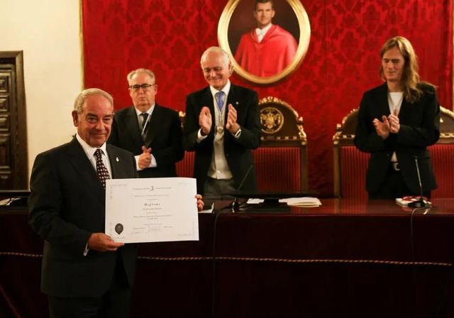 La Academia de Buenas Letras otorga a Manuel Titos el Premio Francisco Izquierdo