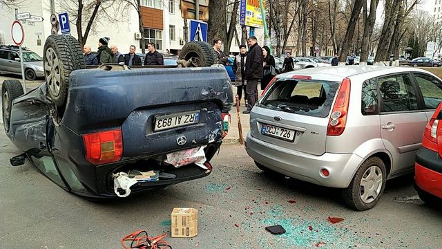 Accident grav în Capitală: Două mașini s-au lovit violent