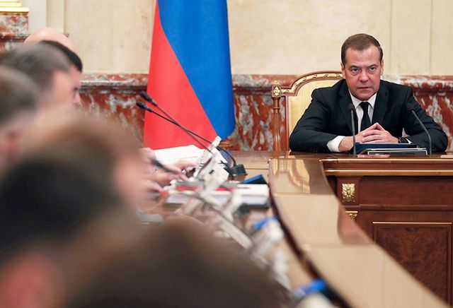 Медведев потребовал устранить ”банковский роуминг”