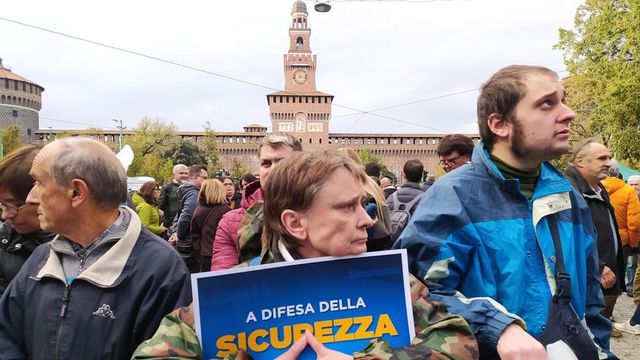 Milano divisa dai cortei, in piazza la Lega e i pro Palestina