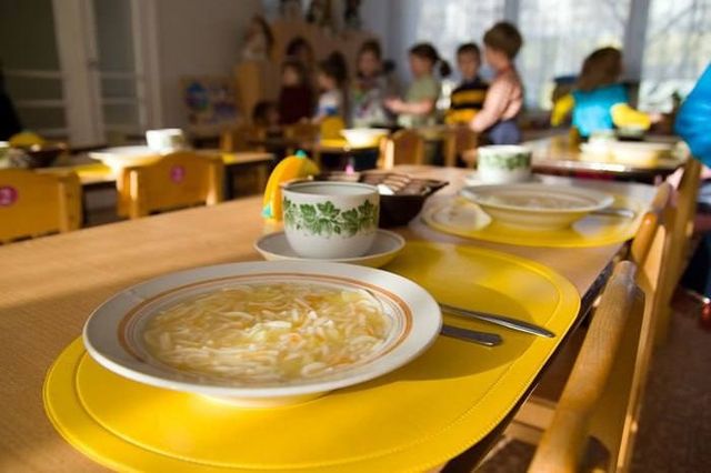 Примар Кишинева просит руководство страны повысить зарплату поварам и вспомогательному персоналу в детских садах