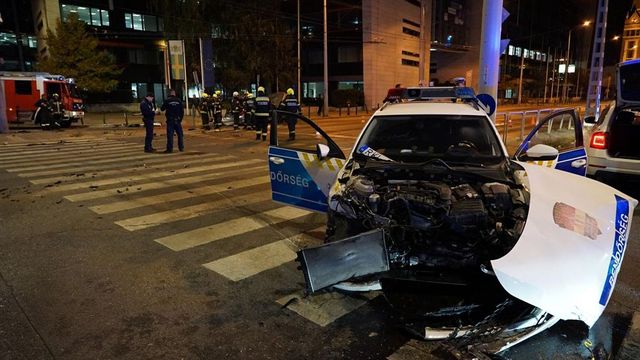 Rendőrautóval ütközött egy személygépkocsi a Kerepesi út és a Hungária körút kereszteződésében