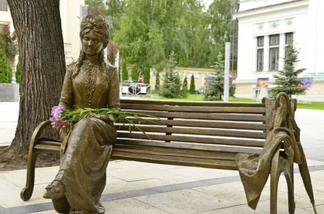 Scandalul legal de sculptura Veronicăi Micle a ajuns în instanță: Primăria, dată în judecată