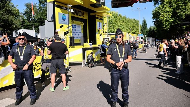 La Policía dispara a un hombre que hirió con un cuchillo a un agente en la meta de la cuarta etapa del Tour
