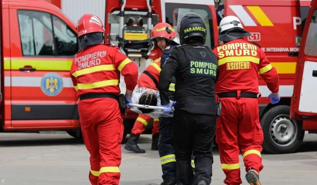 Accident cumplit între un microbuz și o autoutilitară, în Brăila. Un șofer a murit, iar 13 persoane sunt rănite