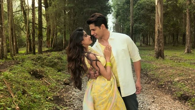 Janhvi Kapoor visibly uncomfortable among Lalbaugcha Raja crowd, Sidharth Malhotra steps in to shield her. Watch