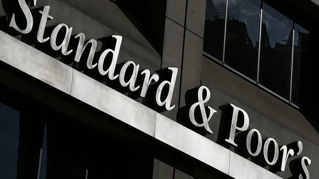 S&P păstrează perspectiva negativă pentru România, în ciuda măsurilor Guvernului, dar nu ne duce la junk