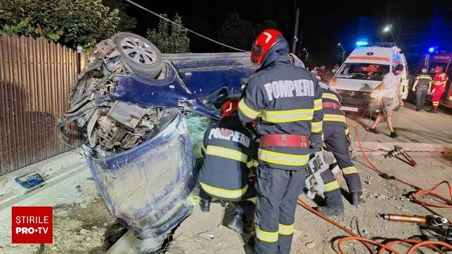 O tânără a murit, iar alți trei au fost răniți, după ce au intrat cu mașina într-un stâlp