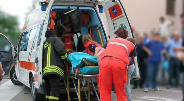 Donna ferita al volto con un coltello a Milano, grave
