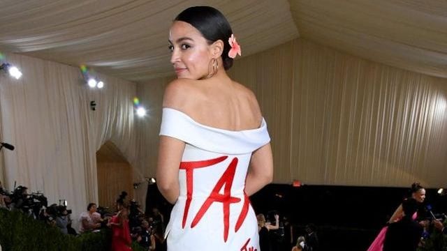 Ocasio-Cortez e il vestito ‘Tax the Rich’ del Met Gala 2021: dovrà pagare migliaia di dollari