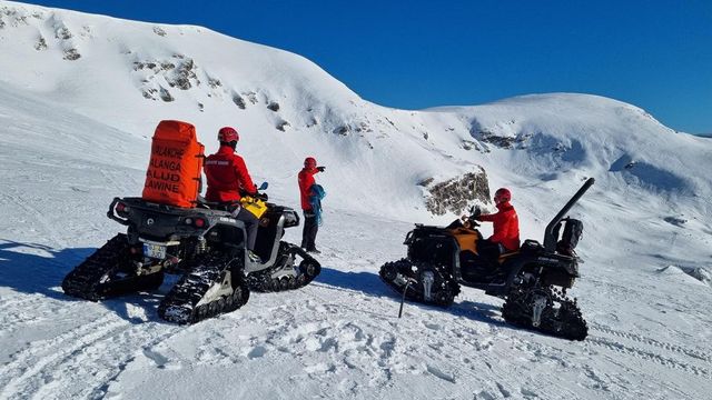Trei persoane prinse în avalanșă în Vârful Prislop