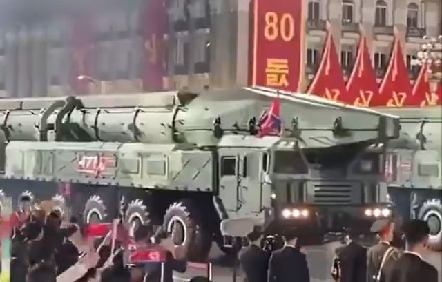 Coreea de Nord prezintă noua rachetă intercontinentală la o paradă militară