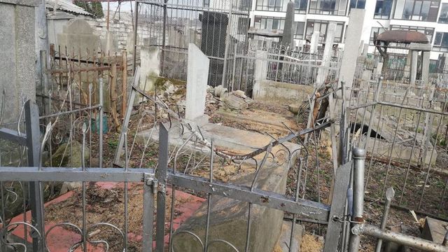 Cum arată cimitirul evreiesc din Chișinău după tăierea copacilor