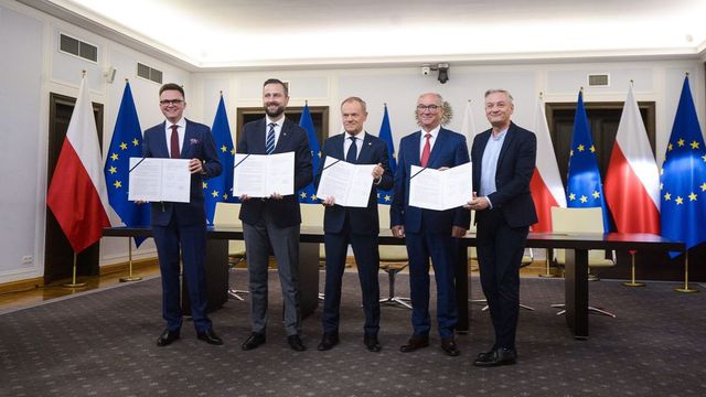 Koalíciós szerződést írtak alá a lengyel parlamentben többséget szerző eddigi ellenzéki pártok