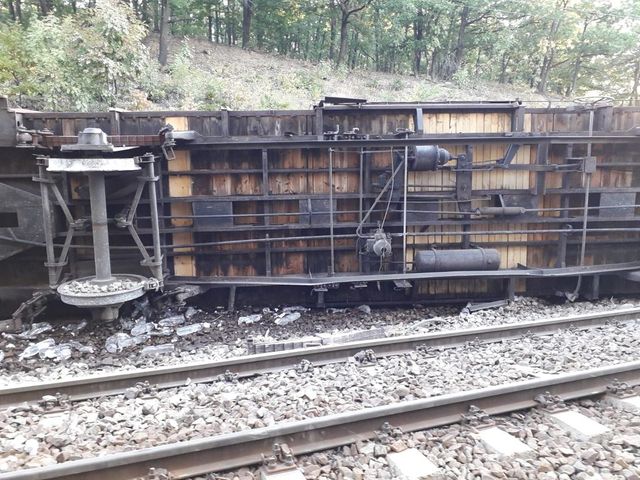 Trafic feroviar blocat pe ruta Timișoara - București după ce un vagon de tren s-a răsturnat