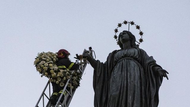 Vigili del fuoco depongono corona su statua della Madonna a Roma