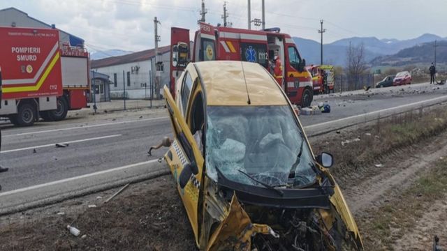 Grav accident rutier la Sibiu: Trei morți și o femeie însărcinată rănită, după un impact frontal