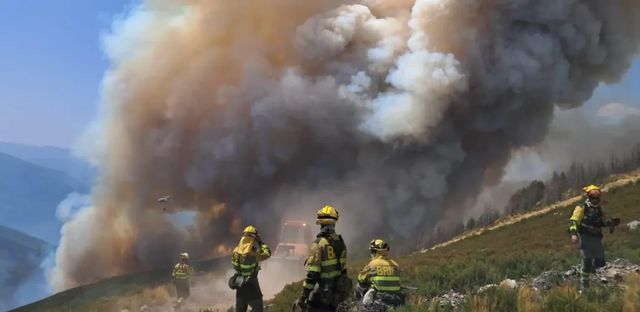 Última hora de los incendios en España | Muere un voluntario que luchaba contra el fuego en León