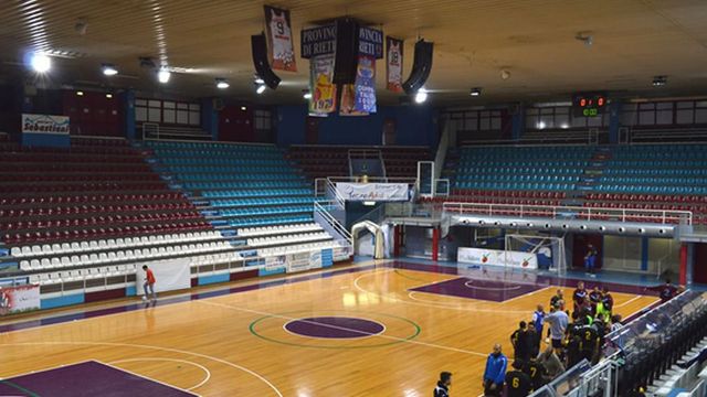 Sassi contro il pullman dei tifosi del Pistoia basket, morto uno degli autisti