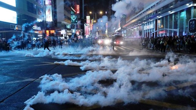 Poliția a folosit gaze lacrimogene pentru a dispersa protestatarii în Hong Kong