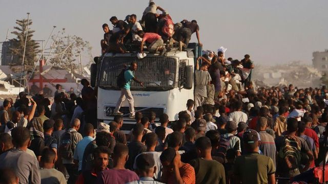 Veinte muertos al volcar un camión con ayuda humanitaria en la Franja de Gaza