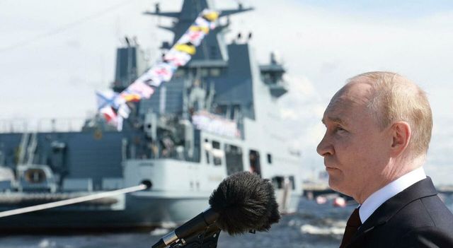 Mosca annulla la Parata navale, Putin presenzia alle manovre