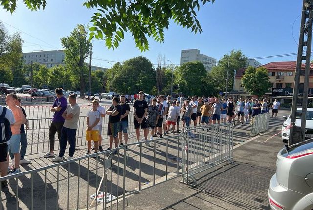 Haos! Suporterii FCSB stau la o coadă lungă de un kilometru ca să cumpere bilete pentru meciul cu Dinamo