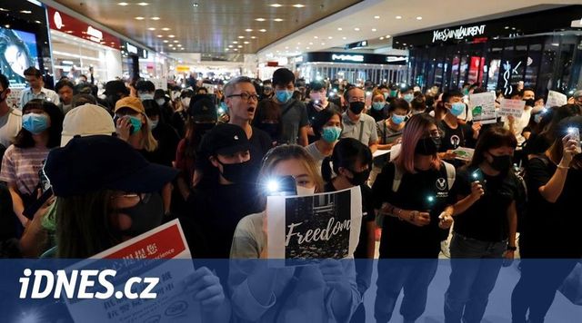 Demonstranti v Hongkongu se chystají přerušit dopravu na letiště