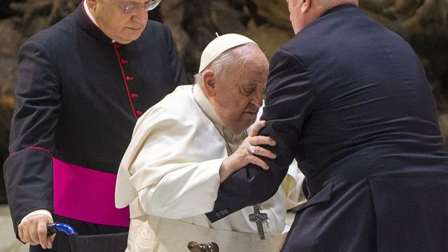 Papa își anulează în ultima clipă participarea la Calea Crucii