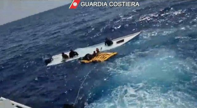 Una barca di migranti si è ribaltata al largo di Lampedusa: almeno 20 morti