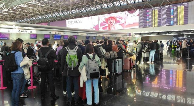Aeroporti, da domani cambiano le regole per viaggiare in Europa: nuovi controlli con il sistema EES