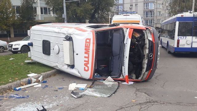 Ambulanță răsturnată în Chișinău. Un copil a fost rănit