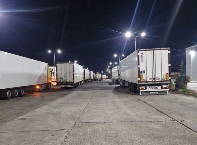 Zeci de camioane cu fructe, blocate zile întregi la frontiera Leușeni