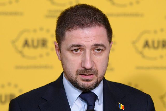 AUR îl amenință cu suspendarea pe Nicușor Dan