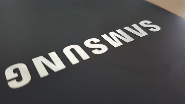 Samsung va lansa vineri primul sau smartphone pliabil