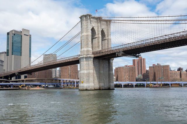 Doi marinari au murit după ce nava Marinei Mexicane s-a izbit de Podul Brooklyn