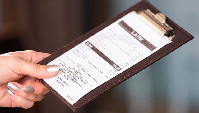 O turistă indignată de nota de plată de la restaurant a chemat poliția. Cât a trebuit să plătească