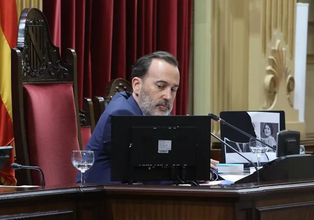 El president del Parlament balear, de Vox, será juzgado por romper la imagen de una represaliada