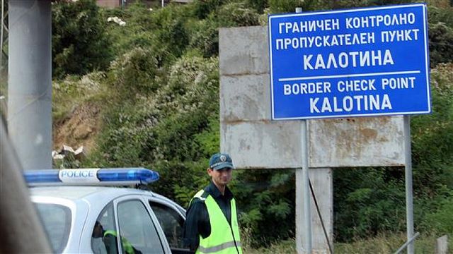 Задържаха мъж, опитал насила да изведе от страната приятелката си за проституция
