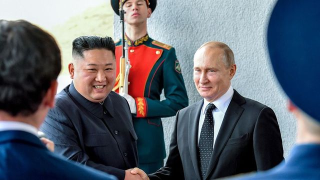 Vladimir Putin i-a făcut cadou lui Kim Jong Un o limuzină
