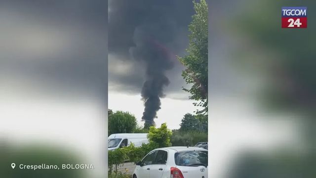 Bologna, autocisterna di Gpl esplode dopo un incidente