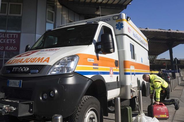Bloccato dalle guardie mentre tenta di entrare a Sky, morto